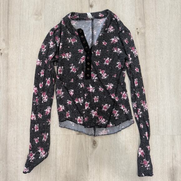 Free People One Of The Girls Black Floral Printed Henley Top Blouse Size Small - Picture 2 of 4